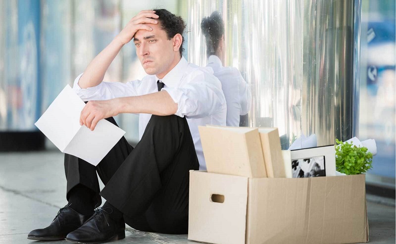 как уволить сотрудника. уволенный работник с вещами
